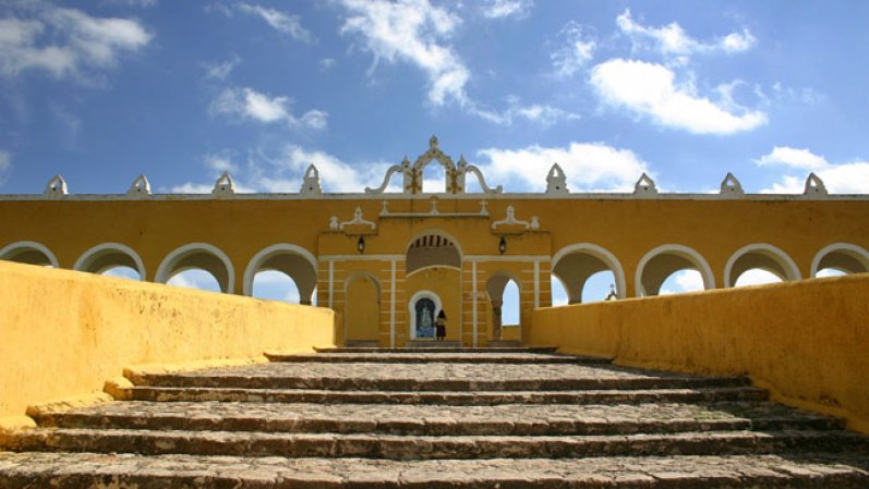 Izamal, México es conocido como "el pueblo mágico". Está ubicado en Yucatán y su característica principal son los edificios coloniales pintados de amarillo oro. Las calles conservan sus adoquines originales. Iglesias, edificios gubernamentales y la histórica Basílica San Antonio de Padua fueron construidas en el siglo XVI.