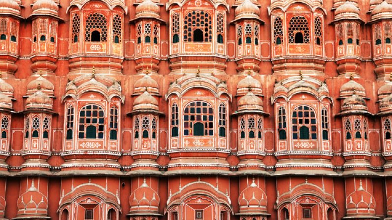 Estas fachadas de Jaipur, India, como la del Hawa Mahal, El Palacio de los Vientos es propia de la ciudad. Edificios históricos y gubernamentales conservan el tono rosado viejo, a raíz de la visita diplomática del príncipe de Gales, en el siglo XIX.