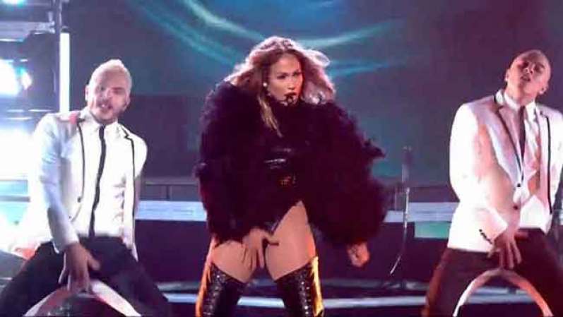 JULIO, 2013: El revelador atuendo usado por Jennifer López en el programa de televisión "Britain's Got Talent" desencadenó protestas por parte de padres que se sintieron ofendidos, según la prensa británica. <br /><br /> J.Lo en "Britain's Got Talent" <br />