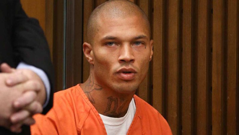 La de Jeremy Meeks fue una de las comparecencias en corte más esperadas y su belleza siguió deslumbrando a sus seguidoras.