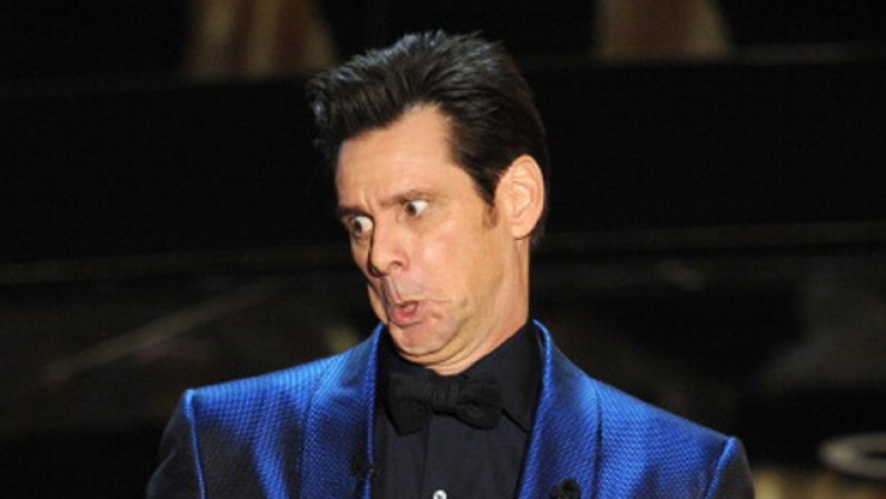 Jim Carrey haciendo muecas en el escenario.