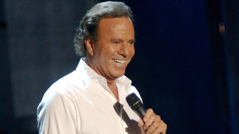 Julio Iglesias. Allá por la década del 60, los conciertos del guapo español hacían estremecer al público femenino, sobre todo, cuando cerraba los ojos y se tocaba sensualmente el estómago mientras cantaba. 300 millones de discos vendidos en 14 idiomas, 77 álbumes lanzados y una estampa de galán que aún conserva, hacen que las mujeres siguen suspirando por él. Fecha de nacimiento: 23 de septiembre de 1943.