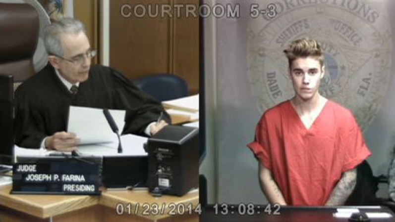 Momento en que Justin Bieber comparece en circuito cerrado ante el juez y se le fijó la fianza en $2,500.