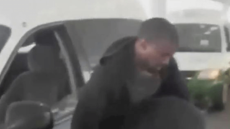JULIO, 2013: El rapero Kanye West se mete en tremendo lío tras golpear a un fotógrafo de celebridades en el aeropuerto internacional de Los Angeles, episodio que fue captado en cámara.<br /> Video: Kanye West golpea a fotógrafo <br />