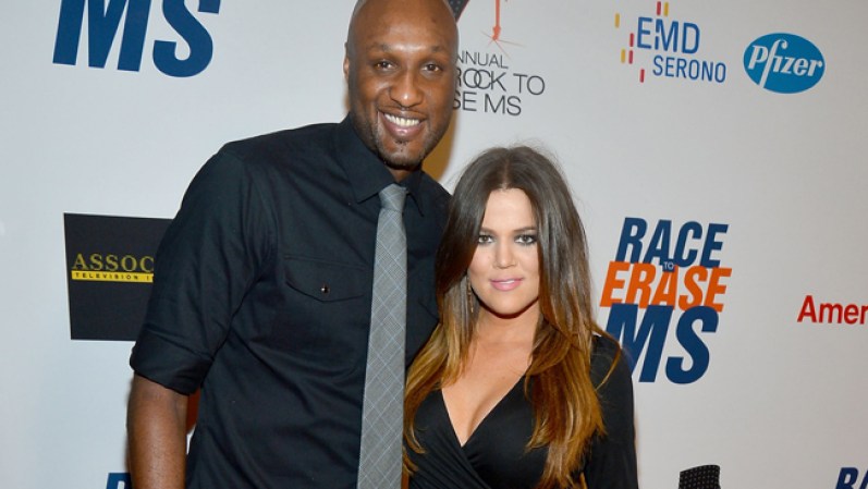 SEPTIEMBRE: El jugador de la NBA Lamar Odom y la socialité Khloé Kardashian, hermana de Kim Kardashian, comenzaron a enfrentar problemas matrimoniales a causa del abuso de drogas por parte de Odom. <br /><br /> Khloé Kardashian bota a Lamar del hogar <br />