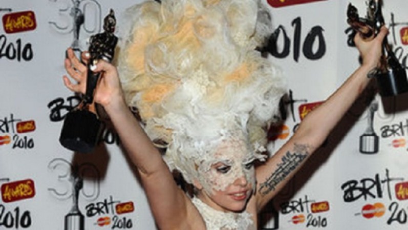 Lady Gaga es líder en eso de llamar la atención por los atuendos que luce, pero ella no es la única celebridad que da de qué hablar.