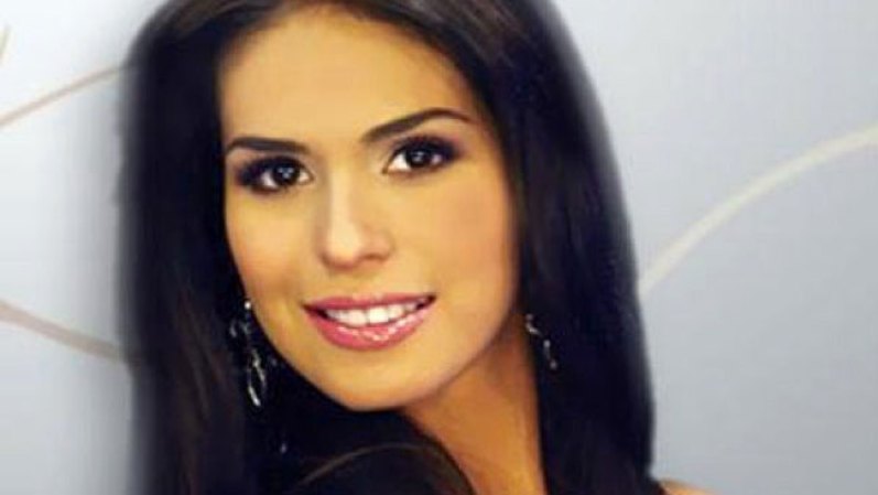 La mexicana Laura Elena Zúñiga Huizar había sido elegida Nuestra Belleza Sinaloa 2008 y al año siguiente fue detenida cuando estaba junto a integrantes del cártel de Jalisco, armados y con miles de dólares en efectivo. Zúñiga permaneció 40 días arrestada y finalmente fue liberada porque se la halló inocente. Después de aquel episodio reanudó su carrera de modelo.