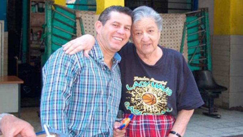 Mamá Rosa con Martín Arredondo Delgado, alcalde de Jacona, Michoacán.