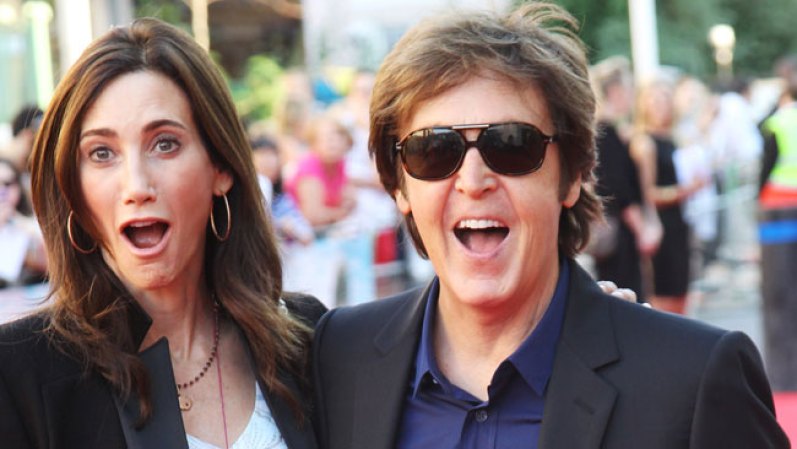 Paul McCartney. Es incuestionable que el hecho de ser una leyenda viviente adereza su sex appeal, pero de por sí este ex Beatle se ve guapo, atractivo y encantador. Aquí lo vemos divirtiéndose con su media naranja, Nancy Shevell. Fecha de nacimiento: 18 de junio de 1942.