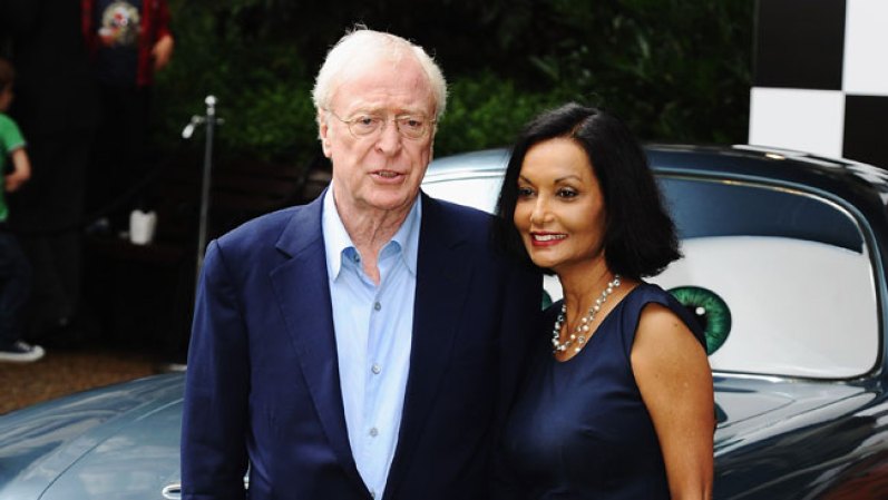 Michael Caine: Un setentón guapo y respetado actor que tiene todas las armas para seducir a una mujer. Su bella esposa Shakira, que lo acompaña en esta foto, seguramente lo sabe muy bien. Fecha de nacimiento: 14 de marzo de 1933.