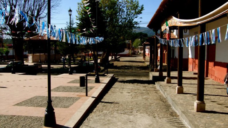 Morelia tiene cerca varios puntos turísticos de gran belleza y uno de ellos es el pueblo de Zirahuén, con amplias plazas y calles empedradas.