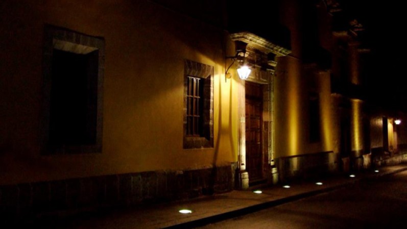 Las autoridades de Morelia han hecho un esfuerzo especial para resaltar la belleza de sus calles. En gran parte de su centro histórico se han instalado luces especiales, no solo para garantizar mas seguridad, sino para también resaltar la arquitectura.