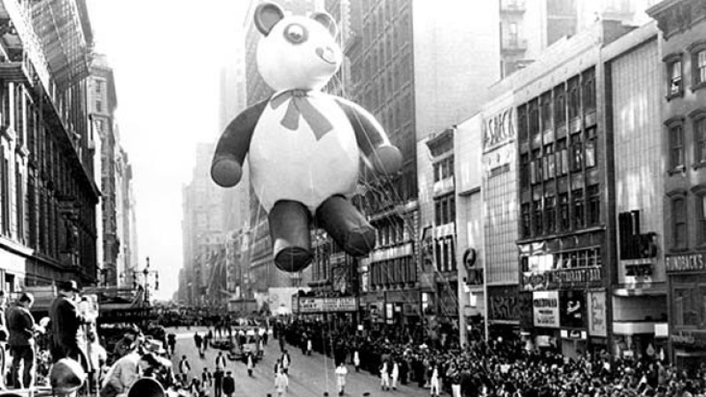 Miracle on 34th Street (1947). Aunque es asociada con la Navidad, este clásico gira en torno al tradicional Desfile del día de Acción de Gracias de Macy's y el catalítico de la trama es un intento para obtener una invitación a una cena de Acción de Gracias.