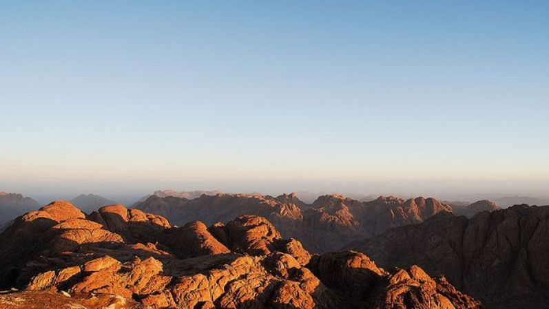 Monte Sinaí, Egipto. Es uno de los lugares sagrados más importantes para la historia del pueblo hebreo y el cristianismo. Se encuentra en Egipto y es el lugar en donde Moisés, según los relatos bíblicos, recibió los Diez Mandamientos por parte de Dios.