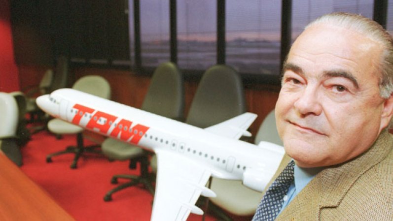 Rolim Adolfo Amaro, presidente de la aerolínea brasileña TAM, fallece al caer un helicóptero en el que viajaba el 8 de julio del 2001 sobre Paraguay.