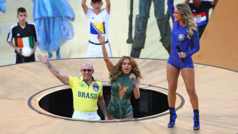 12 DE JUNIO, 2014: Pitbull, Jennifer López, y la brasileña Claudia Leitte arrancaron el Mundial Brasil 2014 con su interpretación de la canción oficial del evento “ole, ole”.