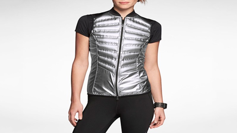 Una cosa es correr y otra pasar frios; si te gusta el plateado esta es tu opción.Disponible en nike.com, $240.