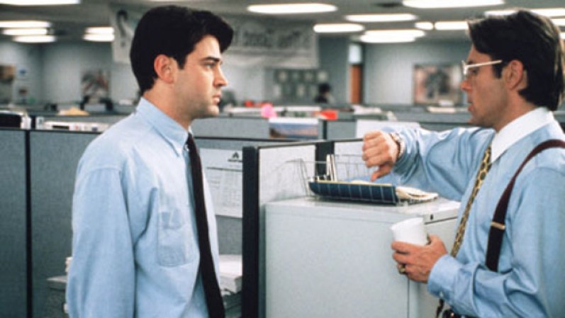 Office Space: Lo peor de tener que trabajar para un jefe malo, es tener que hacerlo también los fines de semanas. Y eso es precisamente lo que Bill Lumbergh (Gary Cole) te pedirá que hagas cuando da una ronda por tu cubículo el viernes a las 4:59 p.m.
