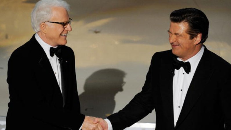En el 2000 y en 2002, Steve Martin fue el encargado de ponerse el esmoquin y conducir la gala, con inteligencia y comicidad. En 2010 lo volvió a hacer junto a Alec Baldwin