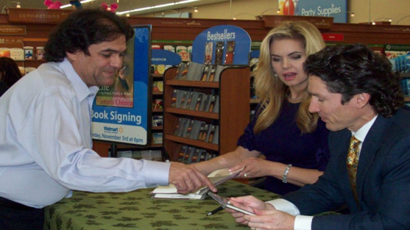 Osteen ha amasado una fortuna considerable. Otra de sus facetas es como escritor de libros.