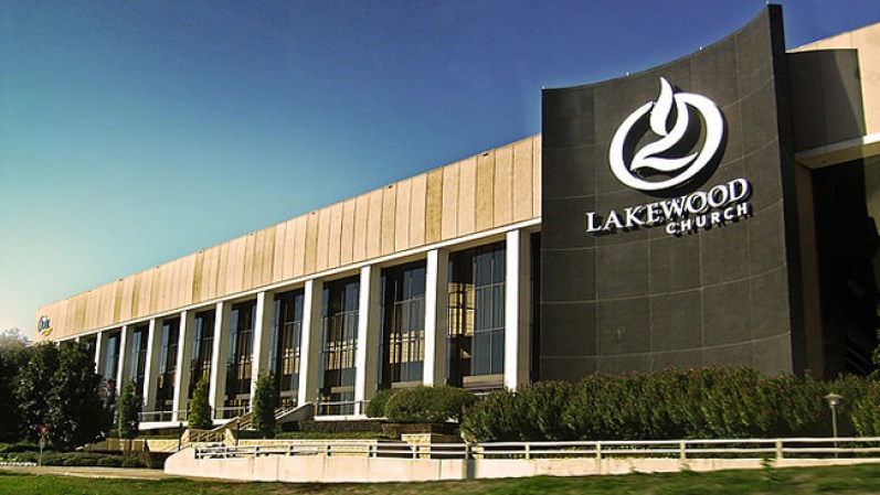 Lakewood Church congrega a más de 43,000 personas cada semana. Tiene servicios en inglés y en español.