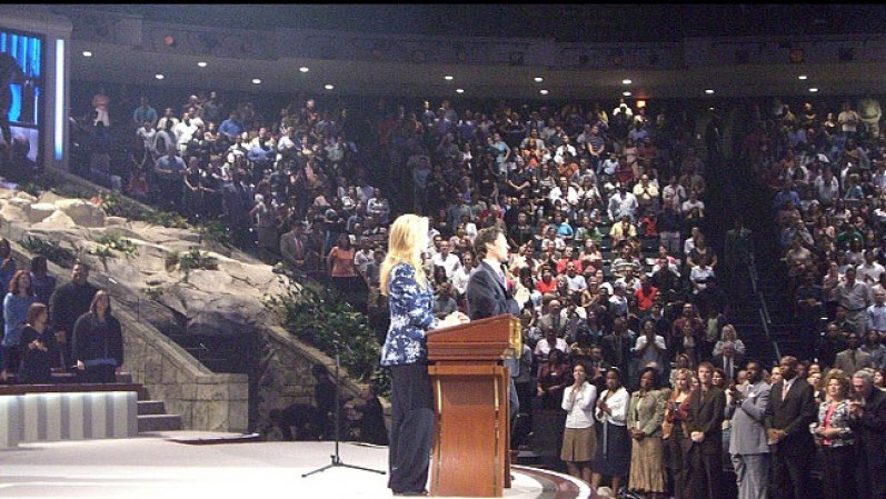 No es extraño que el matrimonio Osteen dirija los servicios los domingos en la iglesia ubicada en Houston.