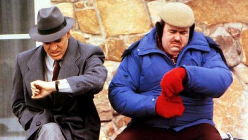 Planes, Trains and Automobiles (1987). En esta comedia, Neal intenta llegar a tiempo a su casa en Chicago desde Nueva York para la cena de Acción de Gracias. Pero tendrá que lidiar con el odioso vendedor Del Griffith, con quien le toca compartir en el vuelo. Protagonizada por Steve Martin y John Cand.