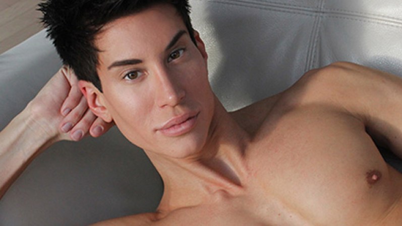 Justin Jedlica, mejor conocido como el “hombre ken”, nació en Poughkeepsie, Nueva York y desde temprana edad estuvo inconforme con su apariencia.