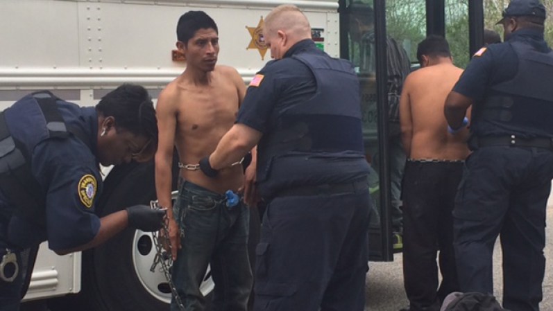 19 DE MARZO, 2014 - Agentes de inmigración ICE se personaron en una casa al sureste de Houston donde encontraron a unas 100 personas metidas.
