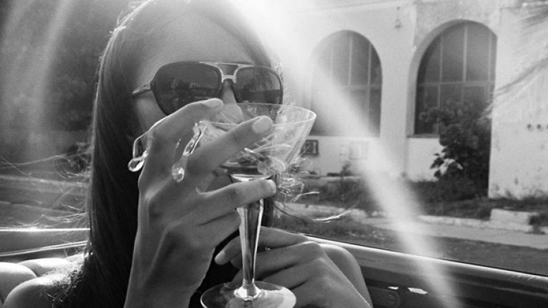 "Rachel with drink": Rachel Valdés da una vuelta por el Malecón. Habana, 2009.
