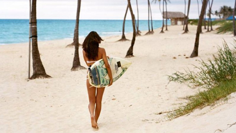 "Rachel surfs": Rachel Valdés de camino a su lugar favorito en Playas del Este. Playas del Este, 2009.