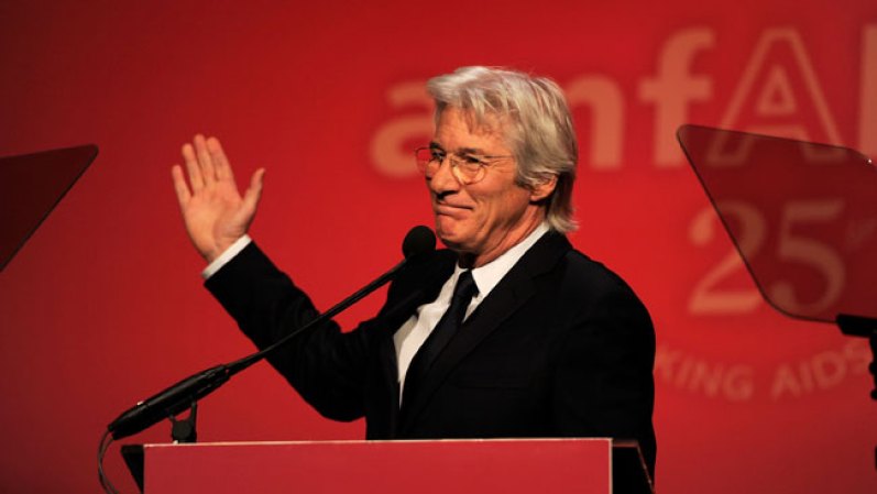 Richard Gere: Más allá de los suspiros que ha arrancado desde la pantalla grande mientras enamoraba a Vivian, el personaje de Julia Roberts en Mujer Bonita, este galán con toda las letras aún hoy sigue seduciendo con su mirada aguda, su cabello casi blanco y su atávico porte de galán. Fecha de nacimiento: 31 de agosto de 1949.
