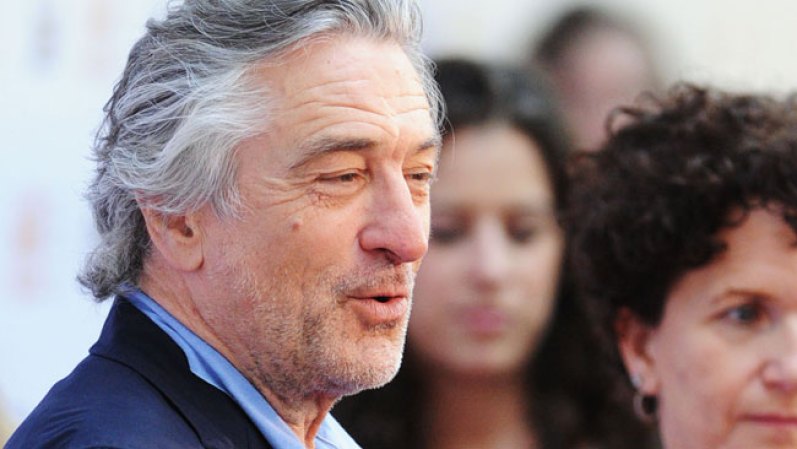Robert De Niro. Este talentoso y respetado sensentón se ve genial con el cabello, la barba gris y unas arrugas que lo vuelven muy interesante. Todo esto, sumado a un estilo rebelde y adorable al mismo tiempo. Fecha de nacimiento: 14 de agosto de 1943.
