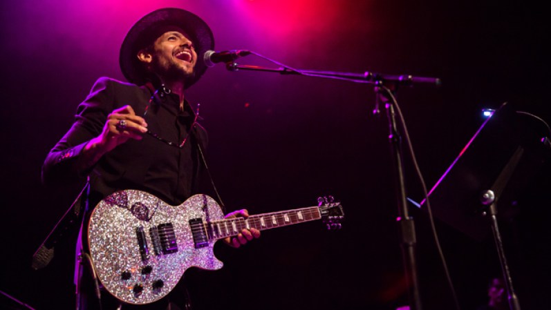 30 DE MAYO: El cantante Robi Draco Rosa confirma que está libre de cáncer, tras dos años de batallar contra un linfoma no-Hodgkin en la parte inferior del abdomen. Meses después se embarcó en su tour de conciertos “Vida”. <br /><br /> Draco Rosa entre los premiados de los Latin Grammy 2013 <br />