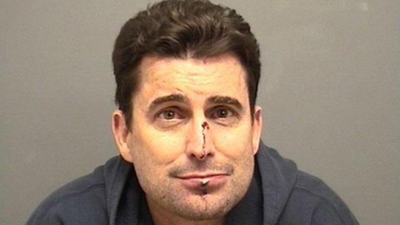 El presentador de televisión de la cadena CBS en Nueva York Rob Morrison fue acusado en Conecticut en febrero del 2013 de querer estrangular a su esposa, la también presentadora, Ashley Morrison.