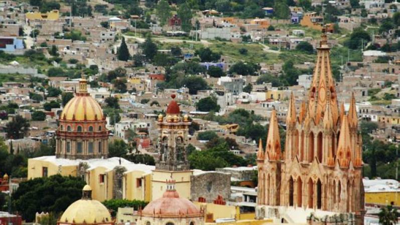 San Miguel de Allende (México): Esta joya colonial es un lugar muy popular que ofrece una temporada navideña variada, con las tradicionales posadas públicas (fiestas populares que anticipan la Navidad), música, cánticos y bailes, entre otros festejos populares.