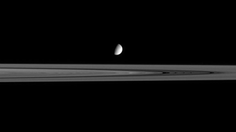 Enceladus, un pequeño satétite del planeta Saturno, esconde importantes secretos.