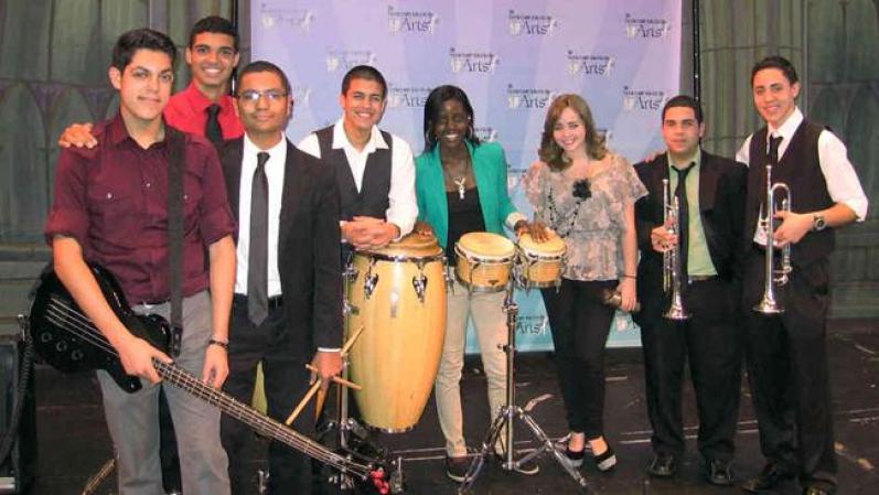 "Seguro Que Sí", de Kissimmee, Florida, es la primera banda de salsa seleccionada para actuar durante una Inauguración Presidencial. Maxwell Frost, director y fundador del grupo, tiene solo 15 años de edad.