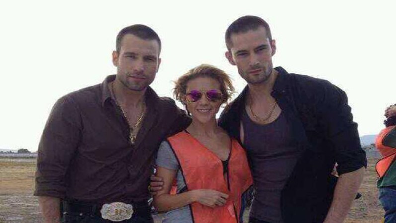 Rafael Amaya en compañía de sus colegas Fernanda Castillo y Alejandro Duran en medio de las grabaciones.