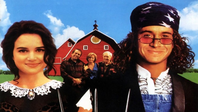 Son in Law (1993). Tras experimentar la vida universitaria, una chica granjera regresa a su casa durante las vacaciones de Acción de Gracias totalmente cambiada y acompañada de un extravagante chico que provocará gran preocupación entre la familia. Protagonizada por Pauly Shore y Carla Gugino.