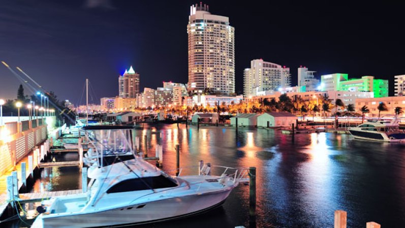 South Beach, Miami, Estados Unidos. Tiene quizá una de las panorámicas más espléndidas del mundo. Las luces de neón, el art decó, los rascacielos, los puentes y sus playas convierten a la ciudad en un imán para propios y extraños.