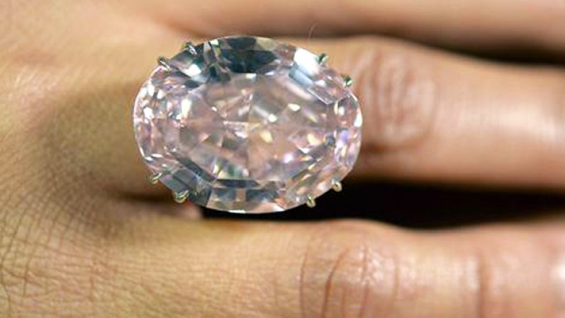 Por 20 dólares se podía adquirir un vaso de champán y la posibilidad de ganar un diamante de un quilate con valor de 5,000 dólares, que una mujer se tragó de su copa sin darse cuenta.<br /><br /><br /> Anciana se traga diamante de $5,000 <br />