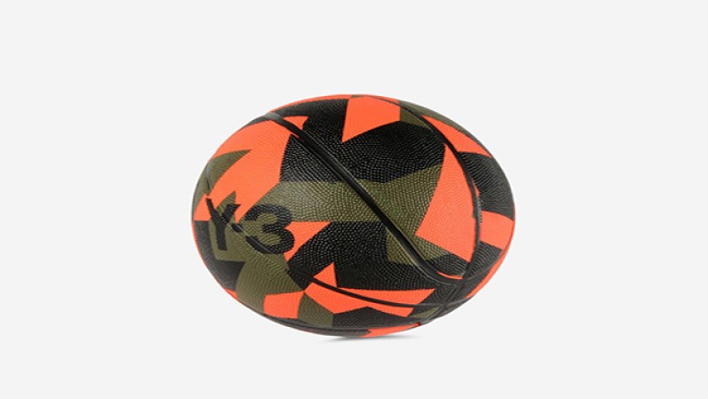 Esta sí es una pelota de basketball.<br />Disponible en y-3.com, $48.