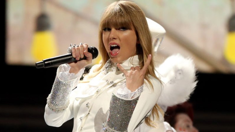 Graba sus canciones con la discográfica independiente “Big Machine Records” desde 2006. Ese mismo año hizo su aparición en las listas de country, gracias a su debut single “Tim McGraw”.