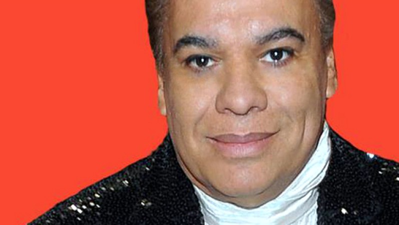 Es uno de los artistas latinos más reconocidos en el mundo y ha recibido numerosos premios por su exitosa trayectoria. Conoce aquí más sobre la vida de "el divo de Juárez".
