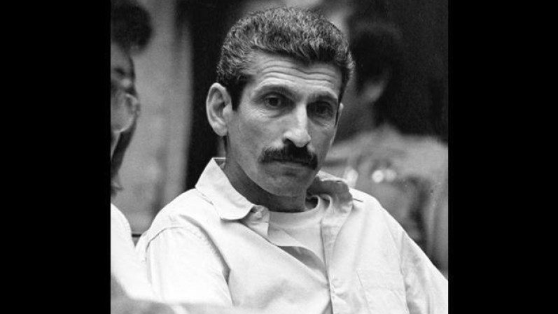 El otro integrante del dúo de los Hillside Stranglers junto con su primo Kenneth Bianchi, Angelo Buono, murió de un ataque al corazón en septiembre del 2002 en su celda de la prisión californiana de Calipatria, dondo cumplía condena perpetua.