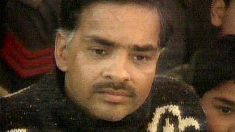 El paquistaní Javed Iqbal Mughal se atribuyó la muerte de 100 muchachos callejeros durante un periodo de 18 meses a partir de 1998. Dijo que los drogaba, los violaba y los mataba. En su confesión dijo que le costaba "120 rupias ($2) borrar a sus víctimas" usando ácido. Fue condenado a morir pero fue hallado estrangulado en su celda en octubre de 2001. El juez que presidió su caso dijo haber preferido que lo ahorcaran 100 veces, lo cortaran en 100 pedazos y pusieran sus restos en ácido.