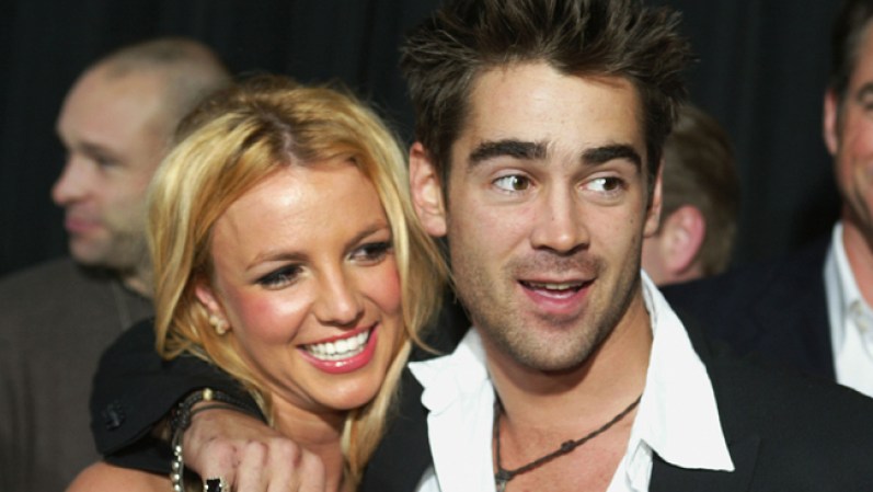 La diva del pop acompaña al actor Colin Farrell al estreno de los película “The Recruit” en 2003. Se reportó que durante ese tiempo ambos tuvieron un fugaz romance.