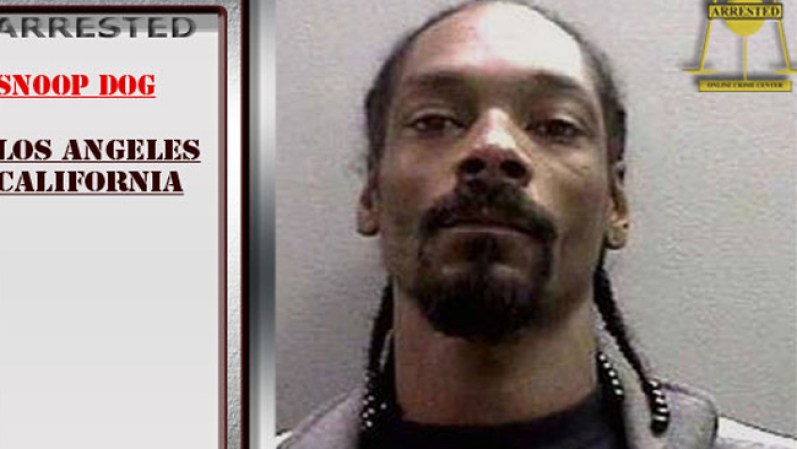 Snoop Dogg: El rapero ha tenido varios problemas legales. En 2006 fue arrestado por cargos de posesión de armas y narcóticos. En 1993 fue acusado del asesinato de un miembro de una banda rival, pero fue declarado inocente.