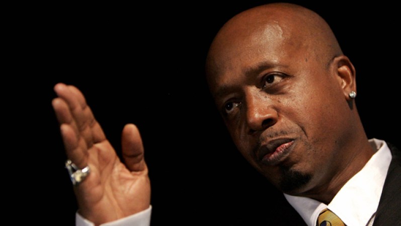 MC Hammer: En 1996, el intérprete del éxito "U Can't Touch This" tenía deudas ascendentes a $13.7 millones debido a su nuevo estilo de vida extravagante.